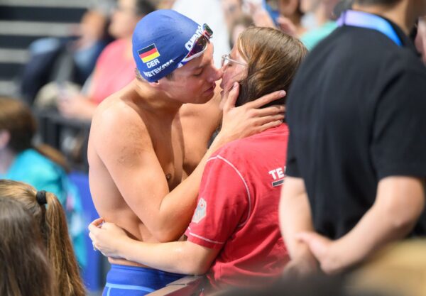 Maurice Wetekam freut sich mit seiner Freundin über eine Medaille.