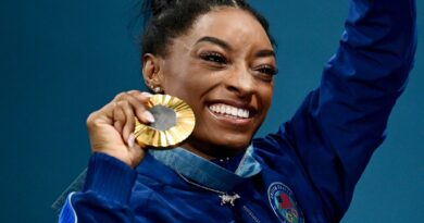 Simone Biles zeigt stolz ihre sechste olympische Goldmedaille.