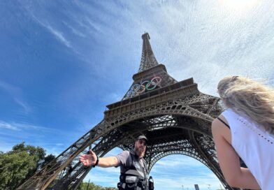 Der Bereich um den Pariser Eiffelturm wurde wegen eines Fassadenkletterers nach Angaben der Nachrichtenagentur AP kurzzeitig abgeriegelt.