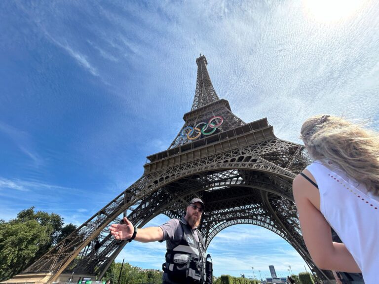 Der Bereich um den Pariser Eiffelturm wurde wegen eines Fassadenkletterers nach Angaben der Nachrichtenagentur AP kurzzeitig abgeriegelt.