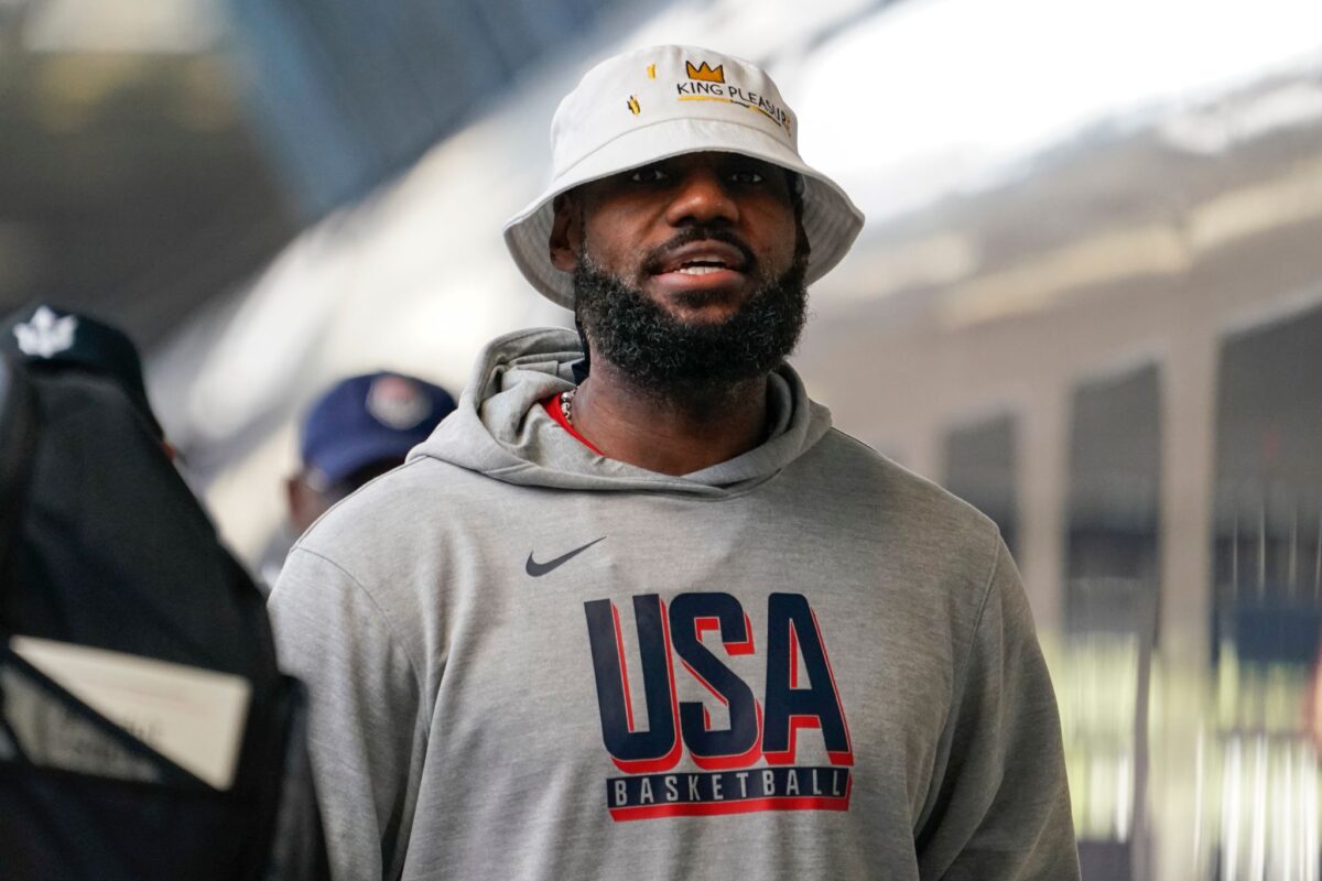 Basketball-Star LeBron James genießt die Olympischen Spiele auch als Fan anderer Sportarten - am Donnerstag hielt er beim Beachvolleyball lange durch.