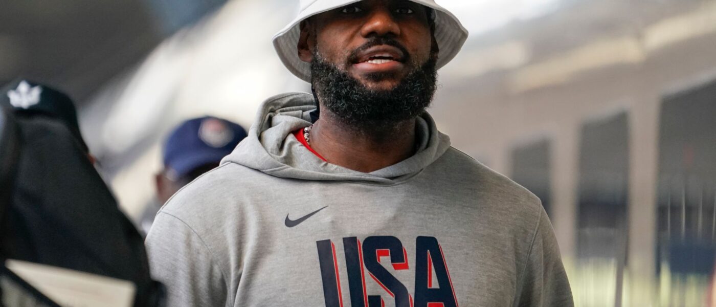 Basketball-Star LeBron James genießt die Olympischen Spiele auch als Fan anderer Sportarten - am Donnerstag hielt er beim Beachvolleyball lange durch.