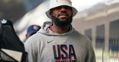 Basketball-Star LeBron James genießt die Olympischen Spiele auch als Fan anderer Sportarten - am Donnerstag hielt er beim Beachvolleyball lange durch.