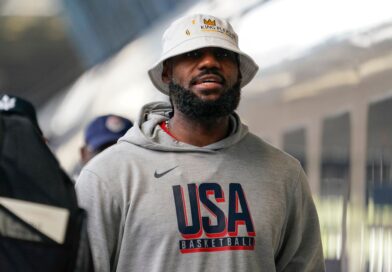 Basketball-Star LeBron James genießt die Olympischen Spiele auch als Fan anderer Sportarten - am Donnerstag hielt er beim Beachvolleyball lange durch.