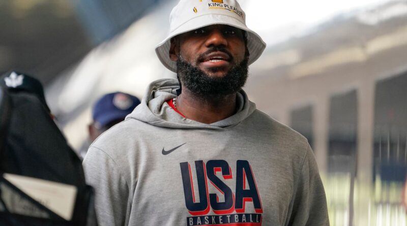 Basketball-Star LeBron James genießt die Olympischen Spiele auch als Fan anderer Sportarten - am Donnerstag hielt er beim Beachvolleyball lange durch.