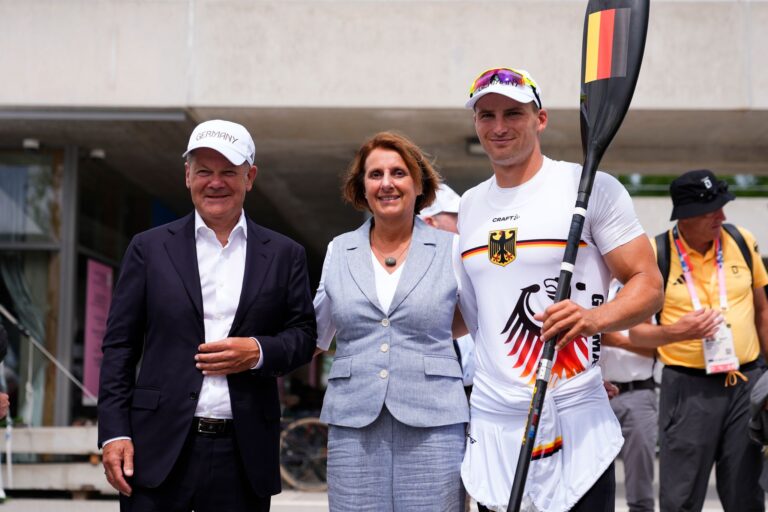 Bundeskanzler Olaf Scholz (l) und seine Frau Britta Ernst lassen sich mit Olympiasieger Tom Liebscher-Lucz fotografieren.