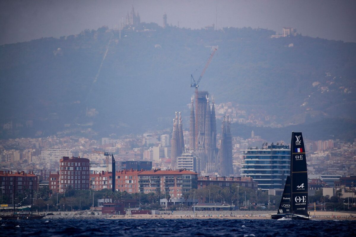 An der Küste von Barcelona wird gesegelt.