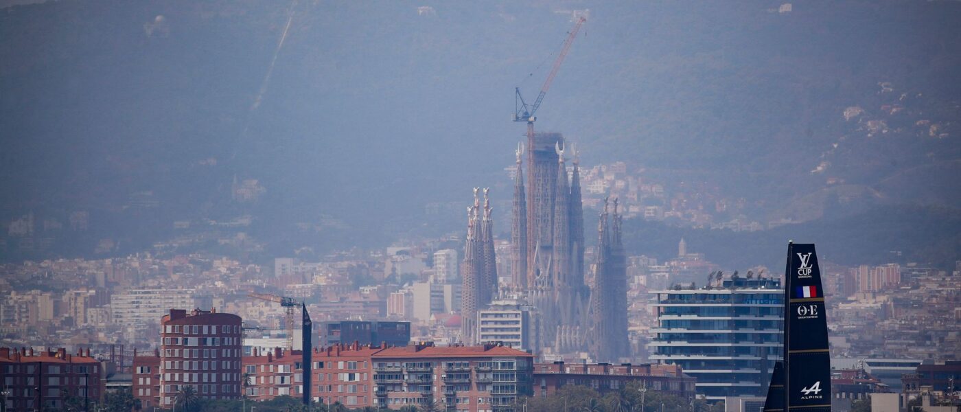 An der Küste von Barcelona wird gesegelt.