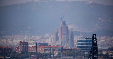 An der Küste von Barcelona wird gesegelt.