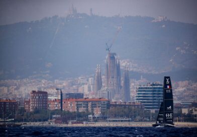 An der Küste von Barcelona wird gesegelt.