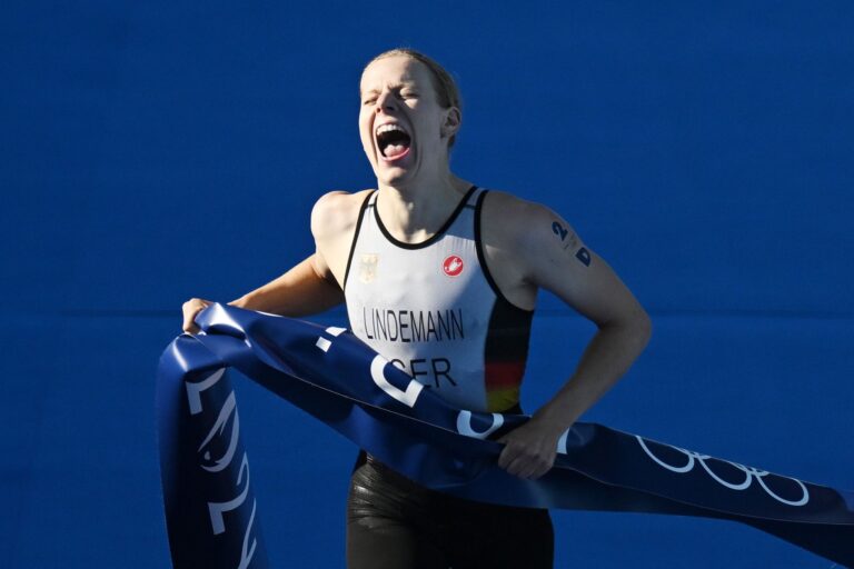 Laura Lindemann trägt bei der Schlussfeier der Olympischen Spiele gemeinsam mit Max Rendschmidt die deutsche Fahne.