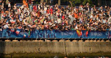 Wegen der Strömung schwammen die Sportlerinnen eng an der Mauer.