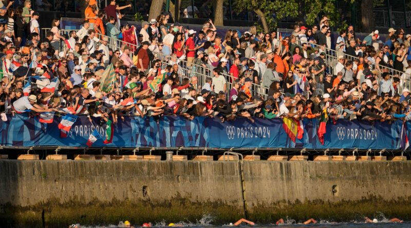 Wegen der Strömung schwammen die Sportlerinnen eng an der Mauer.