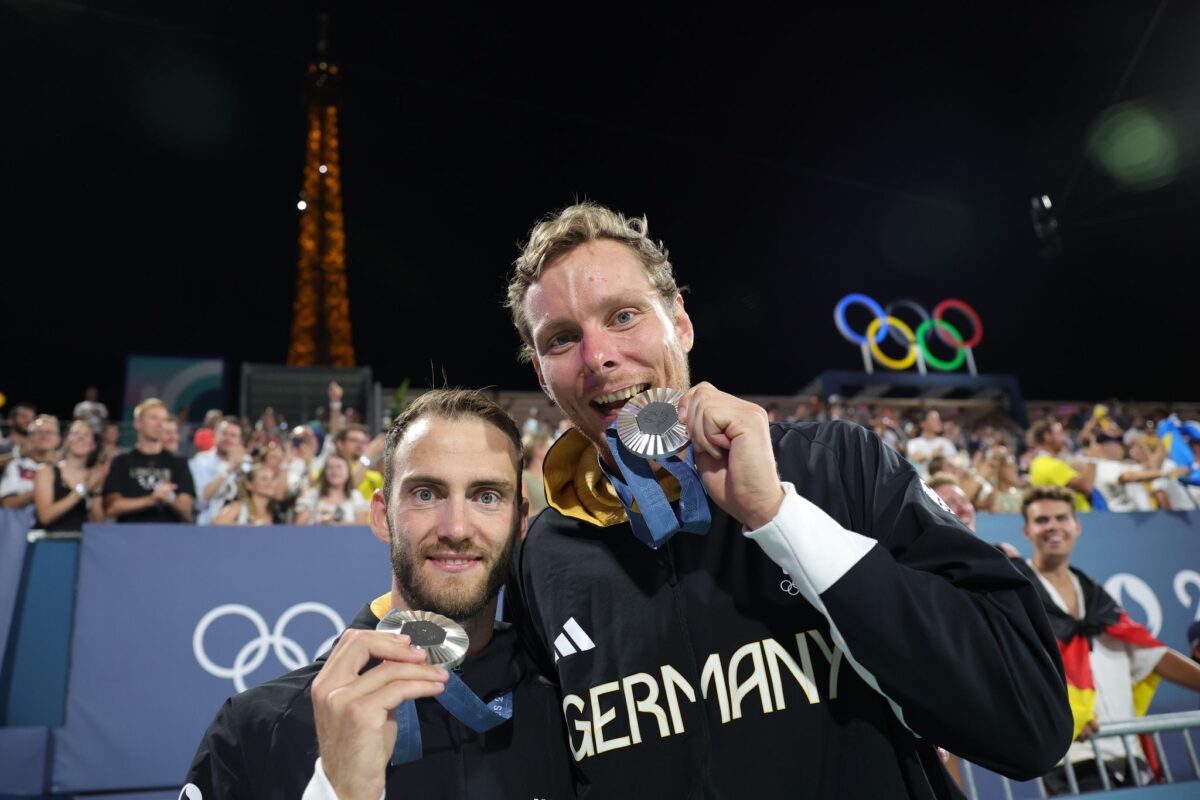 Das deutsche Beach-Duo Nils Ehlers (r) und Clemens Wickler holt Silber.