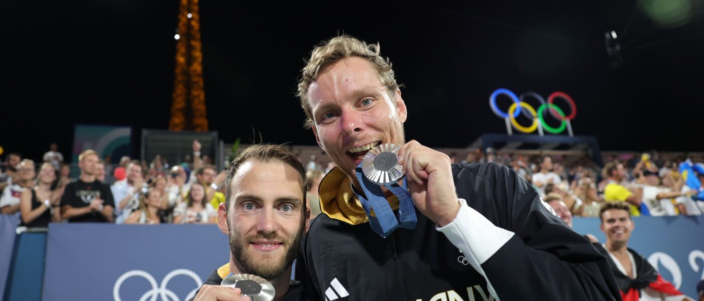 Das deutsche Beach-Duo Nils Ehlers (r) und Clemens Wickler holt Silber.