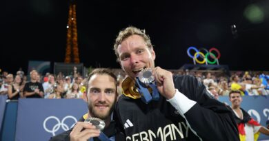 Das deutsche Beach-Duo Nils Ehlers (r) und Clemens Wickler holt Silber.