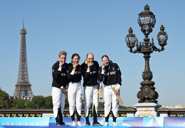 Happy End in einem wilden Spektakel: Deutsche Triathleten jubeln über Gold.