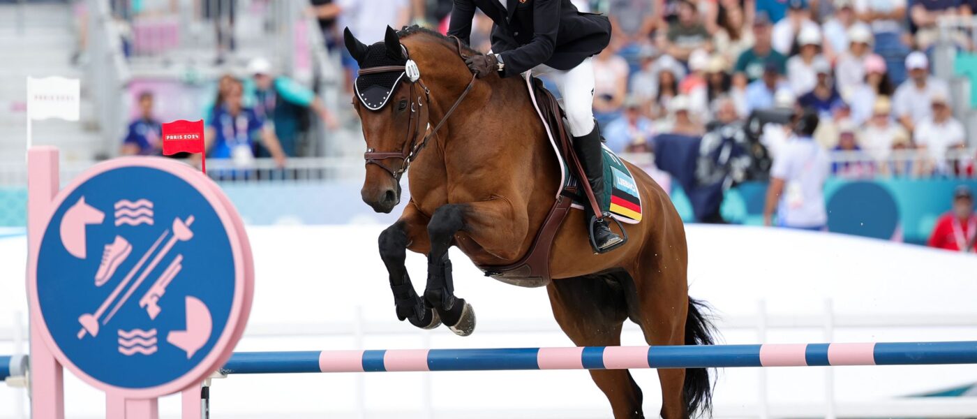 Fünfkämpfer Fabian Liebig zeigt einen fehlerlosen Ritt im Halbfinale.