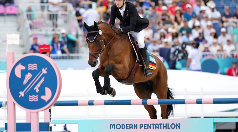 Fünfkämpfer Fabian Liebig zeigt einen fehlerlosen Ritt im Halbfinale.