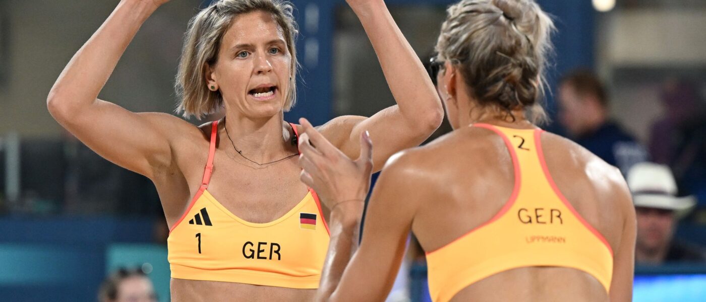 Die Beachvolleyballerinnen Laura Ludwig und Louisa Lippmann haben bei der EM ihren ersten Sieg errungen.