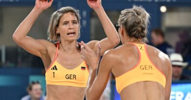 Die Beachvolleyballerinnen Laura Ludwig und Louisa Lippmann haben bei der EM ihren ersten Sieg errungen.