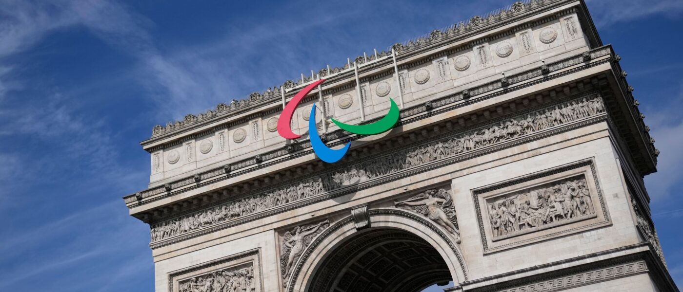 Der Arc de Triomphe zeigt das Symbol der Paralympics.