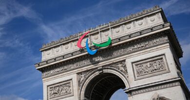 Der Arc de Triomphe zeigt das Symbol der Paralympics.