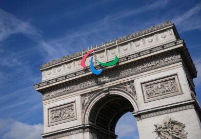 Der Arc de Triomphe zeigt das Symbol der Paralympics.