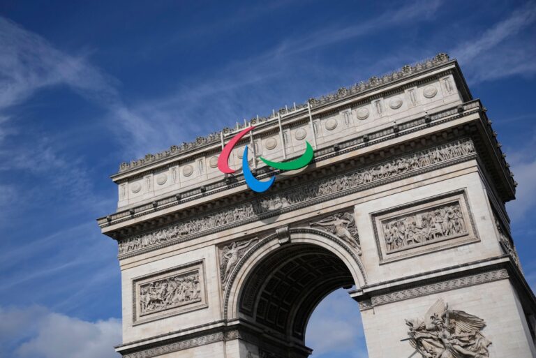 Der Arc de Triomphe zeigt das Symbol der Paralympics.