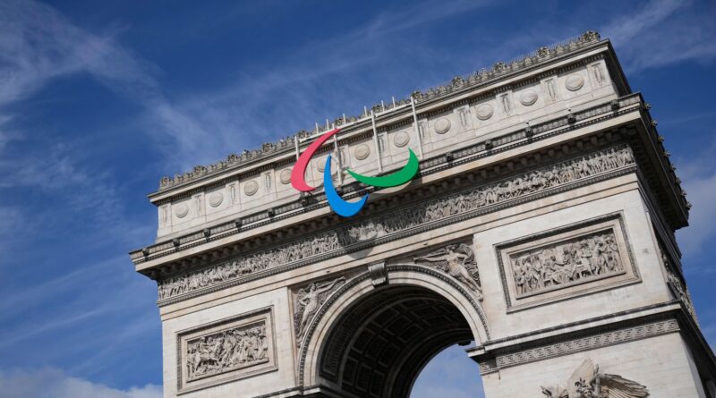 Der Arc de Triomphe zeigt das Symbol der Paralympics.