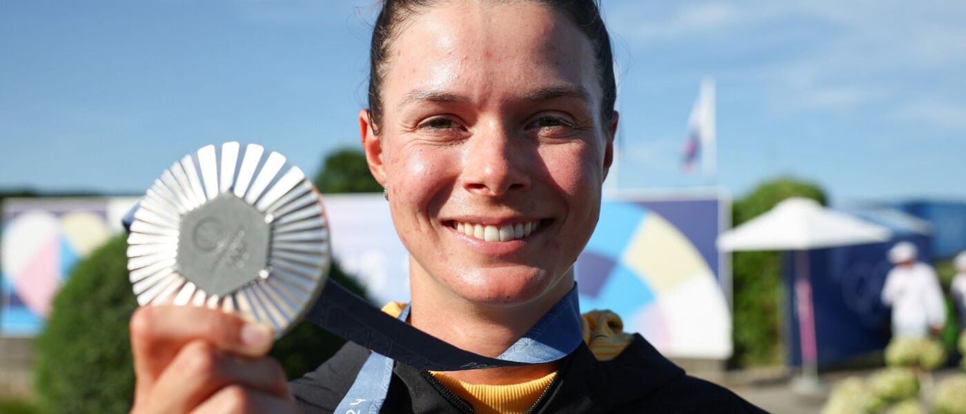 Präsentiert stolz ihre Silbermedaille: Golferin Esther Henseleit.