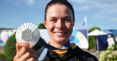 Präsentiert stolz ihre Silbermedaille: Golferin Esther Henseleit.