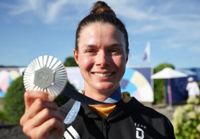 Präsentiert stolz ihre Silbermedaille: Golferin Esther Henseleit.