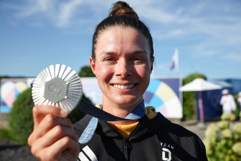 Präsentiert stolz ihre Silbermedaille: Golferin Esther Henseleit.