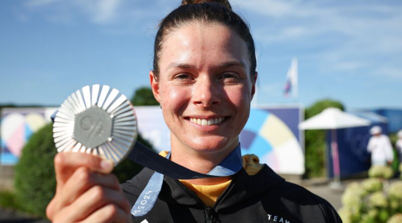 Präsentiert stolz ihre Silbermedaille: Golferin Esther Henseleit.