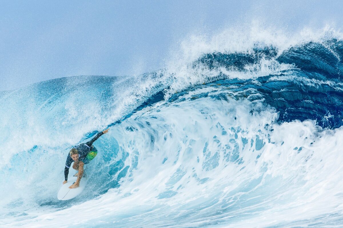 Ein australischer Kampfrichter wurde von den Olympischen Spielen ausgeschlossen, weil er sich mit Topsurfer Ethan Ewing fotografieren ließ.