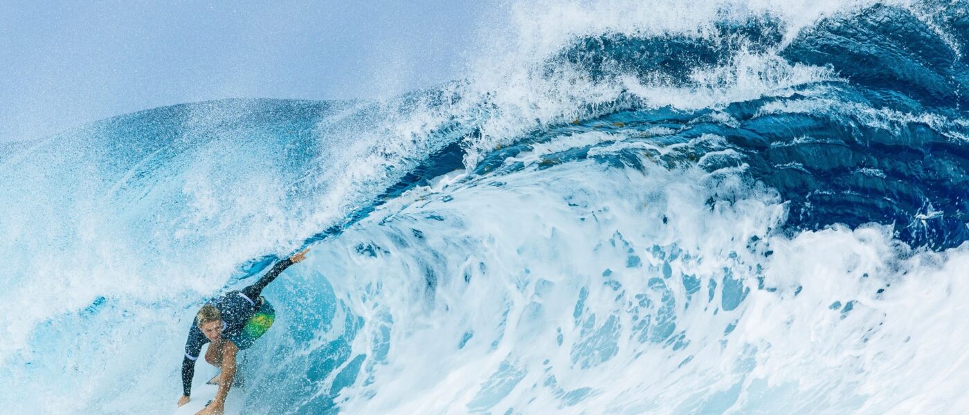 Ein australischer Kampfrichter wurde von den Olympischen Spielen ausgeschlossen, weil er sich mit Topsurfer Ethan Ewing fotografieren ließ.