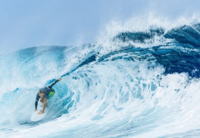 Ein australischer Kampfrichter wurde von den Olympischen Spielen ausgeschlossen, weil er sich mit Topsurfer Ethan Ewing fotografieren ließ.