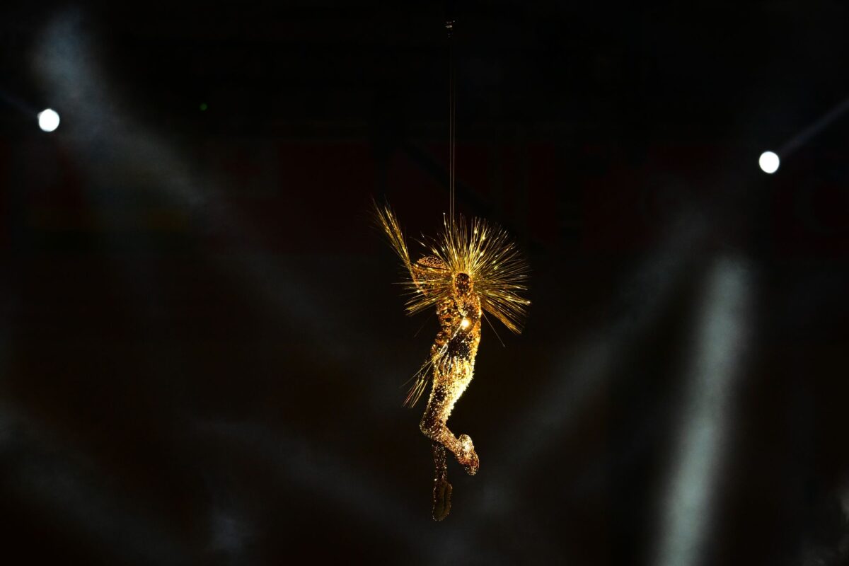 Der goldene Besucher schwebt bei der olympischen Schlussfeier ins Stade de France.