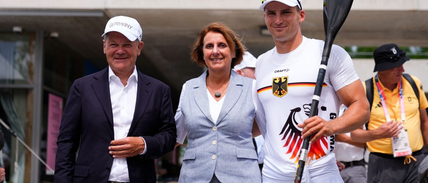 Bundeskanzler Olaf Scholz (l) und seine Frau Britta Ernst lassen sich mit Olympiasieger Tom Liebscher-Lucz fotografieren.