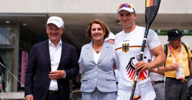 Bundeskanzler Olaf Scholz (l) und seine Frau Britta Ernst lassen sich mit Olympiasieger Tom Liebscher-Lucz fotografieren.