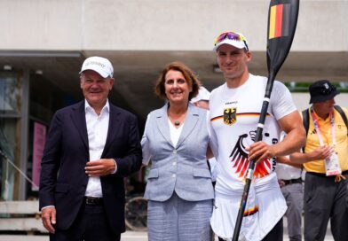 Bundeskanzler Olaf Scholz (l) und seine Frau Britta Ernst lassen sich mit Olympiasieger Tom Liebscher-Lucz fotografieren.