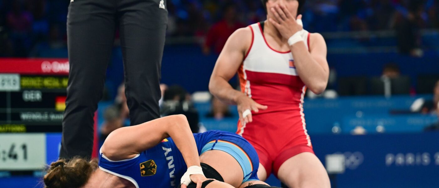 Krümmte sich vor Schmerz: Ringerin Annika Wendle (l.) in ihrem Bronze-Kampf.