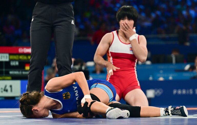 Krümmte sich vor Schmerz: Ringerin Annika Wendle (l.) in ihrem Bronze-Kampf.