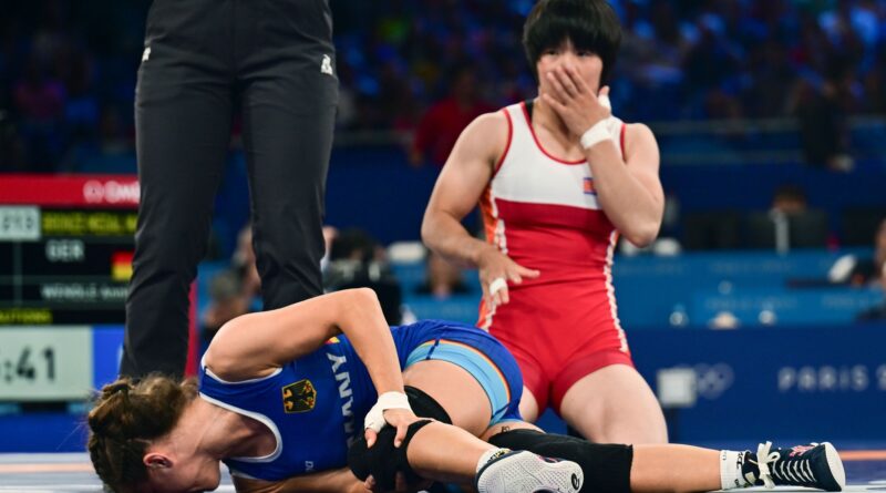 Krümmte sich vor Schmerz: Ringerin Annika Wendle (l.) in ihrem Bronze-Kampf.