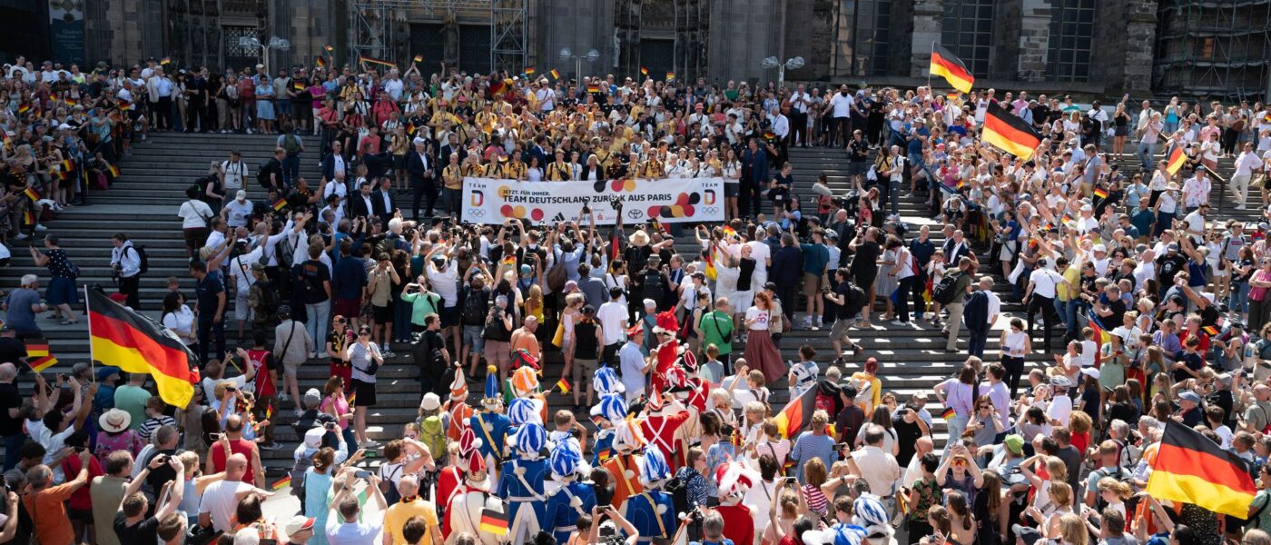 Gruppenfoto des Olympia-Teams vor dem Kölner Dom.