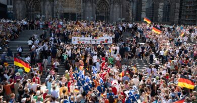 Gruppenfoto des Olympia-Teams vor dem Kölner Dom.