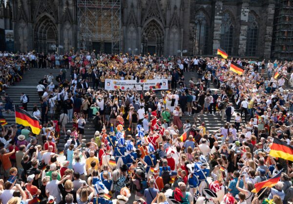 Gruppenfoto des Olympia-Teams vor dem Kölner Dom.