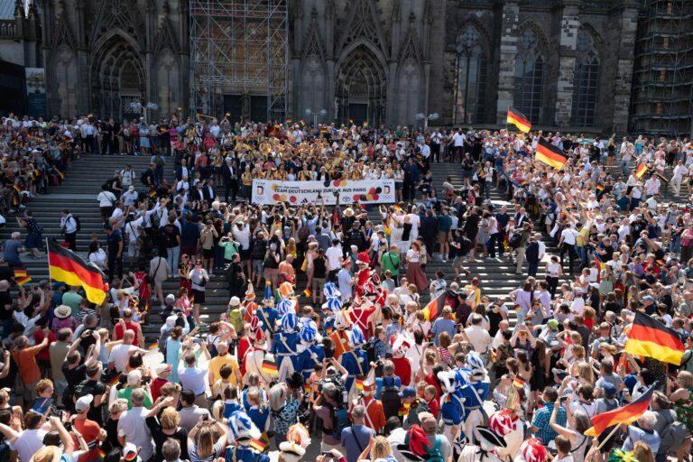 Gruppenfoto des Olympia-Teams vor dem Kölner Dom.