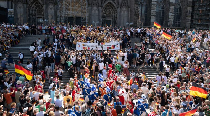 Gruppenfoto des Olympia-Teams vor dem Kölner Dom.